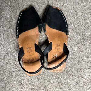 Women's Black Leather Pons Sandals